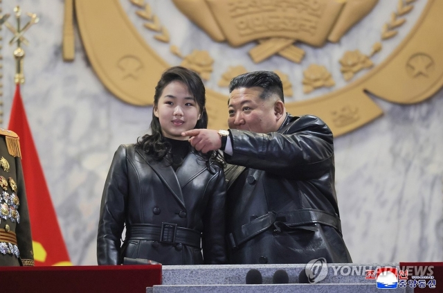 김정은 국무위원장이 지난 2월 25일 평양 김일성 광장에서 열린 북한 노동당 제9차대회기념 열병식을 딸 주애와 함께 참관하고 있다.(평양 조선중앙통신=연합뉴스)