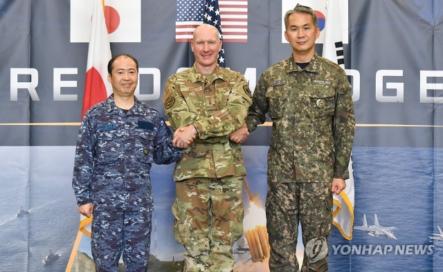 7일 주일미군사령부(일본 요코타 기지)에서 열린 26년 프리덤 에지 훈련 개회식에서 합참 김지훈 소장(오른쪽), 주일미군사령관 스티븐 조스트 중장(가운데), 일본 통합막료감부 이시마키 요시야스 해장(중장에 해당)이 악수하며 기념 촬영하고 있다. [합동참모본부 제공=연합]