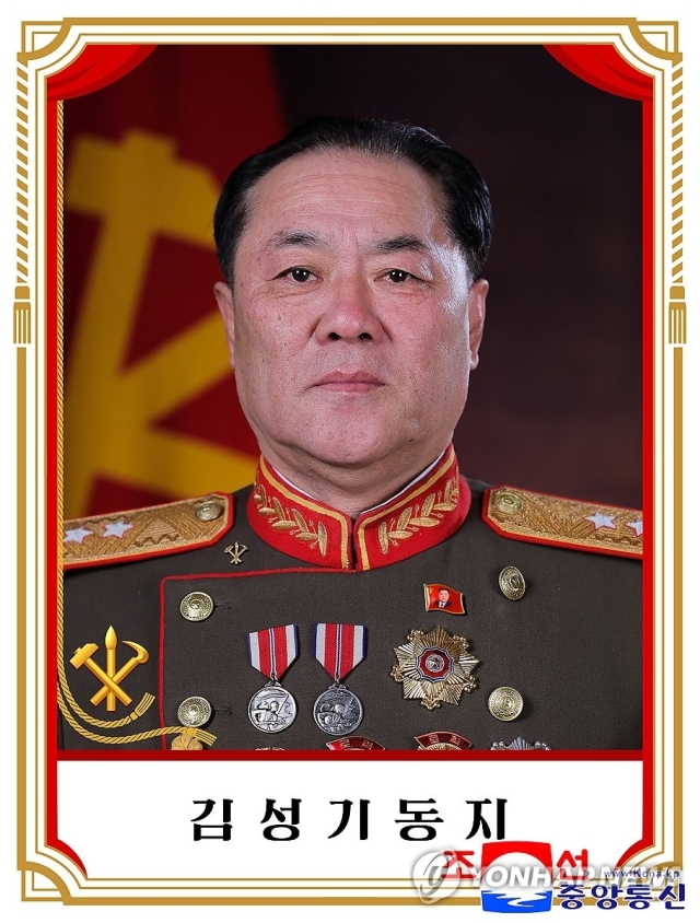 김정은 국무위원장이 노동당 중앙군사위원회 제9기 제2차회의를 주재하면서 국방상으로 김성기를 새로 임명했다고 조선중앙통신이 30일 보도했다. 전 국방상 노광철은 군수공업부 제1부부장으로 전보됐다.(평양 조선중앙통신=연합)