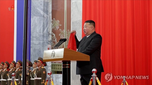 김정은 북한 국무위원장이 지난 9일 평양의사당에서 열린 '공화국 창건' 78주년(정권수립 기념일·9·9절) 기념 국기게양식 및 중앙선서모임에서 붉은색 머플러를 손에 쥐고 선서하고 있다. [조선중앙TV 화면]