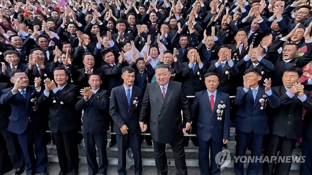 김정은 북한 국무위원장이 지난 9일 평양의사당에서 '공화국 창건' 78주년(정권수립 기념일·9·9절) 경축행사에 초대된 노력혁신자, 공로자들을 만나 기념촬영을 했다고 조선중앙TV가 10일 보도했다. [조선중앙TV 화면]