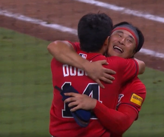 김하성이 연장 11회말 끝내기 득점을 올린 뒤 팀동료와 얼싸안고 기뻐하고 있다.[MLB.TV]
