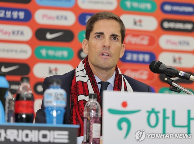 한국 축구 국가대표팀 로베르트 모레노 임시 감독이 14일 충남 천안시 코리아풋볼파크에서 열린 취임 기자회견에서 취재진 질문에 답변하고 있다.[연합]