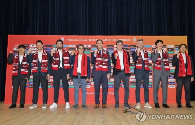 한국 축구 국가대표팀 로베르트 모레노 임시 감독이 14일 충남 천안시 코리아풋볼파크에서 열린 취임 및 A매치 출전 선수 명단 발표 기자회견에서 코치진과 함께 기념 촬영하고 있다. [연합]