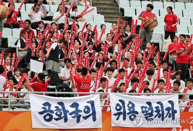 14일 일본 오사카 얀마 스타디움 나가이에서 열린 2026 아이치·나고야 아시안게임 여자 축구 조별리그 1차전 북한과 방글라데시의 경기. 관중석에서 오사카, 교토 등 인근 지역 조선학교 학생들로 구성된 응원단이 북한 대표팀을 응원하고 있다.(오사카=연합]