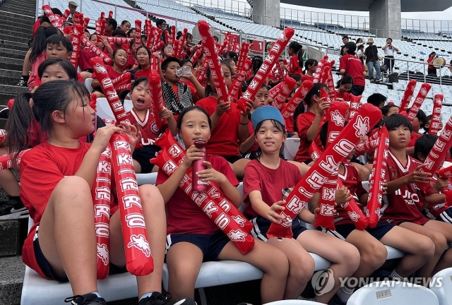 14일 일본 오사카 얀마 스타디움 나가이에서 열린 2026 아이치·나고야 아시안게임 여자 축구 조별리그 1차전 북한과 방글라데시의 경기. 관중석에서 오사카, 교토 등 인근 지역 조선학교 학생들로 구성된 응원단이 북한 대표팀을 응원하고 있다. (오사카=연합)
