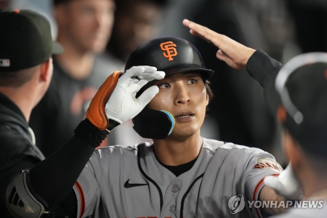 이정후가 18일 LA다저스와 치른 원정경기 2회초 솔로홈런을 날리고 덕아웃에서 동료들의 축하를 받고 있다.[AP=연합 ]