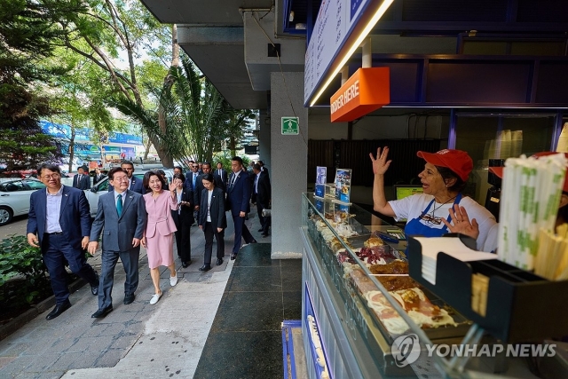 멕시코를 국빈 방문 중인 이재명 대통령과 김혜경 여사가 25일(현지시간) 한인 상권이 밀집한 멕시코시티 소나로사를 찾아 현지 시민들과 인사하고 있다. [공동취재단=연합]
