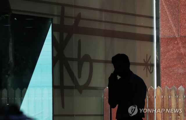 신한은행에 이어 KB국민은행에서도 해킹으로 고객 정보가 유출되는 사고가 발생한 2일 서울 시내의 한 KB국민은행 모습. [연합]