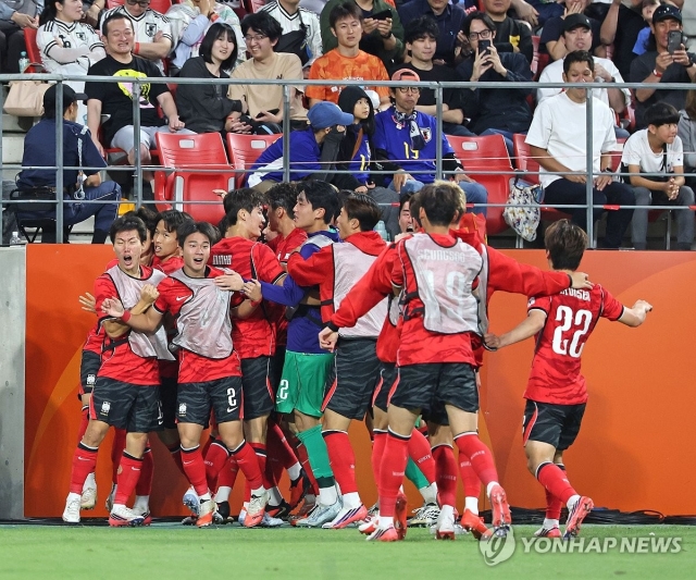 3일 일본 아이치현 도요타 스타디움에서 열린 2026 아이치·나고야 아시안게임 남자 축구 대한민국과 일본의 결승. 한국 엄지성이 선제골을 넣은 뒤 동료들과 함께 기뻐하고 있다. (연합)