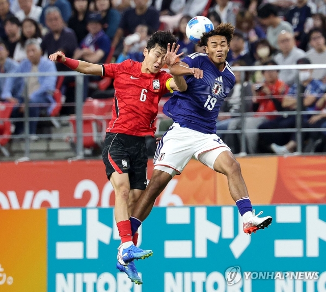 3일 일본 아이치현 도요타 스타디움에서 열린 2026 아이치·나고야 아시안게임 남자 축구 대한민국과 일본의 결승. 한국 이기혁이 일본 은와디케 우체와 공중볼을 다투고 있다.(연합)