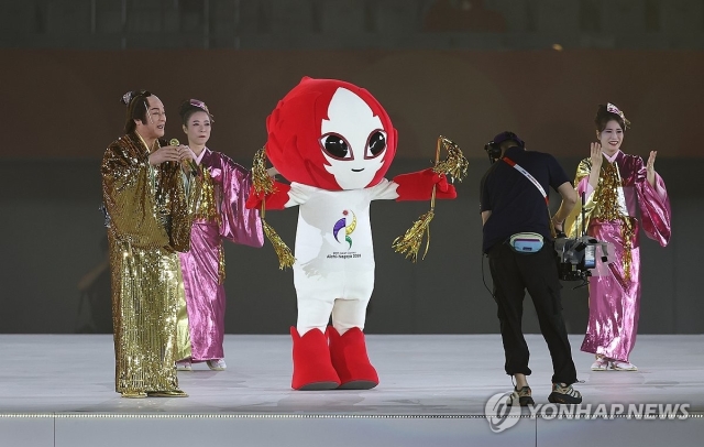 4일 일본 나고야 미즈호공원 육상경기장에서 열린 2026 아이치·나고야 아시안게임 폐회식에서 공연이 펼쳐지고 있다. (연합)