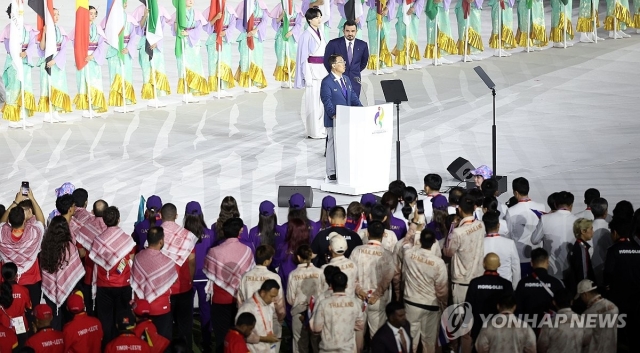 4일 일본 나고야 미즈호공원 육상경기장에서 열린 2026 아이치·나고야 아시안게임 폐회식에서 오무라 히데아키 2026 아이치-나고야 아시안게임 조직위원장이 공식 연설을 하고 있다.(연합)
