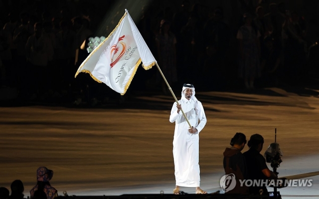 4일 일본 나고야 미즈호공원 육상경기장에서 열린 2026 아이치·나고야 아시안게임 폐회식에서 카타르 도하 대표인 무타즈 에사 바르심 높이뛰기 올림픽 금메달리스트가 아시아올림픽평의회(OCA) 깃발을 흔들고 있다.(연합)