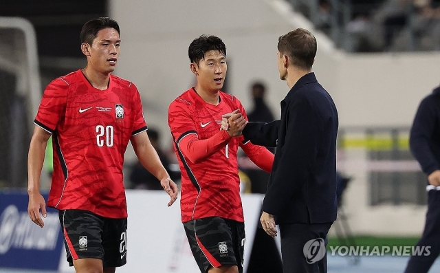 6일 경기 용인시 용인미르스타디움에서 열린 축구 국가대표팀 평가전 대한민국과 우즈베키스탄의 경기. 후반전 한국 손흥민과 오세훈이 교체되며 모레노 감독과 인사하고 있다. (연합)