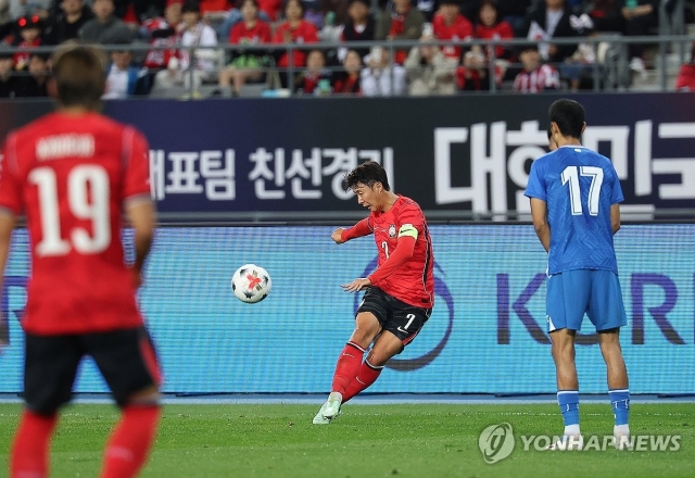 6일 경기 용인시 용인미르스타디움에서 열린 축구 국가대표팀 평가전 대한민국과 우즈베키스탄의 경기. 한국 손흥민이 프리킥을 하고 있다. (연합)