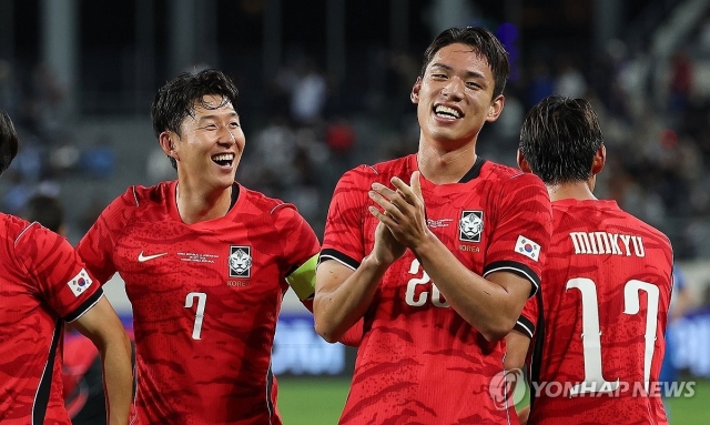6일 경기 용인시 용인미르스타디움에서 열린 축구 국가대표팀 평가전 대한민국과 우즈베키스탄의 경기. 후반전 한국 오세훈이 팀 두번째 골을 넣은 뒤 기뻐하고 있다. (연합)