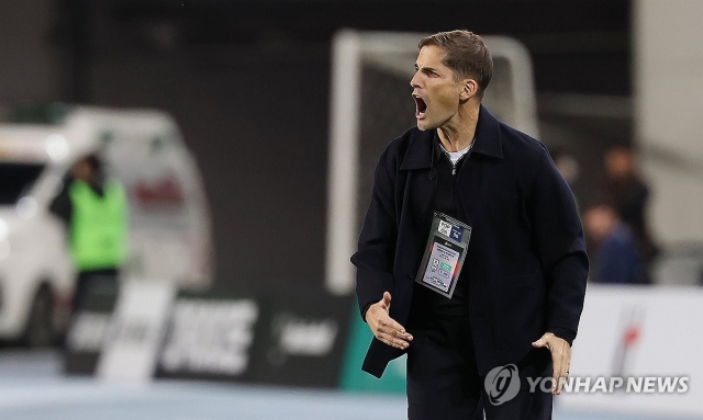 6일 경기 용인시 용인미르스타디움에서 열린 축구 국가대표팀 평가전 대한민국과 우즈베키스탄의 경기. 로베르트 모레노 한국 축구대표팀 임시 감독이 작전을 지시하고 있다.(연합)