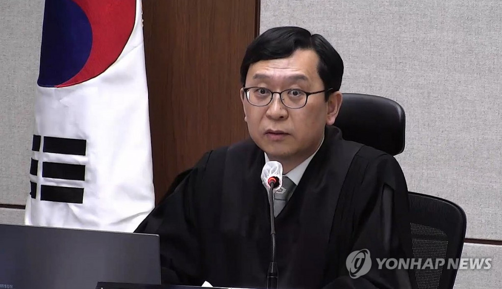 21일 서울중앙지법에서 열린 한덕수 전 국무총리의 내란 중요임무 종사 혐의 1심 선고 공판에서 이진관 부장판사가 발언하고 있다.  [서울중앙지법 제공=연합] 