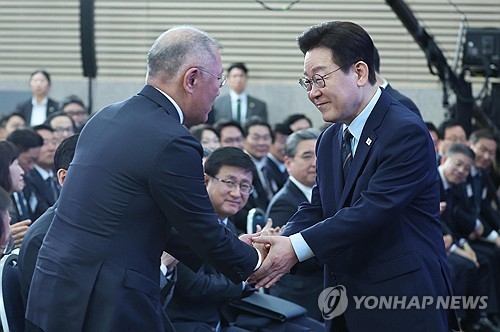 이재명 대통령이 27일 전북 군산새만금컨벤션센터에서 열린 새만금 로봇·수소·AI 시티 투자협약식에서 축사를 마친 뒤 정의선 현대차그룹 회장과 악수하고 있다. (연합)
