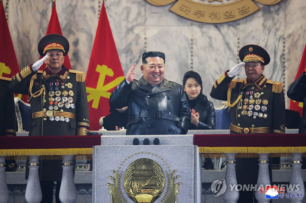 북한 노동당 제9차대회기념 열병식이 지난 25일 밤 평양 김일성광장에서 열렸다고 조선중앙통신이 26일 보도했다. (평양 조선중앙통신=연합)