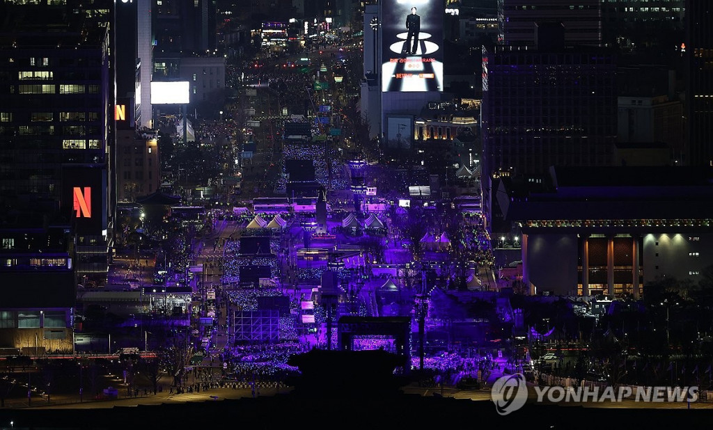 그룹 방탄소년단(BTS)이 21일 서울 광화문 광장에서 정규 5집 '아리랑'(ARIRANG) 발매를 기념해 무료 공연 'BTS 컴백 라이브: 아리랑'(BTS THE COMEBACK LIVE|ARIRANG)이 열린 광화문 광장이 보라빛으로 가득 차 있다.(연합)