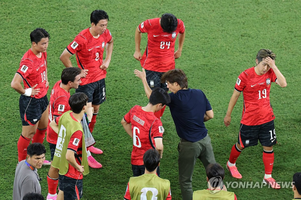 24일(현지시간) 멕시코 몬테레이 스타디움에서 열린 2026 북중미 월드컵 A조 3차전 한국과 남아프리카공화국의 경기. 홍명보 감독이 후반 하이드레이션 타임 때 전술을 지시하고 있다. (연합)